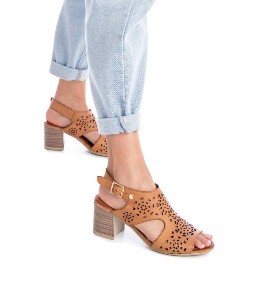 Sandale perforate cu toc din piele naturala