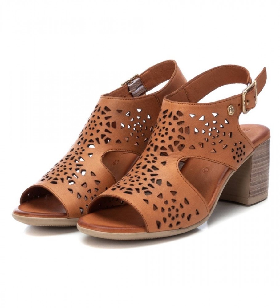 Sandale perforate cu toc din piele naturala