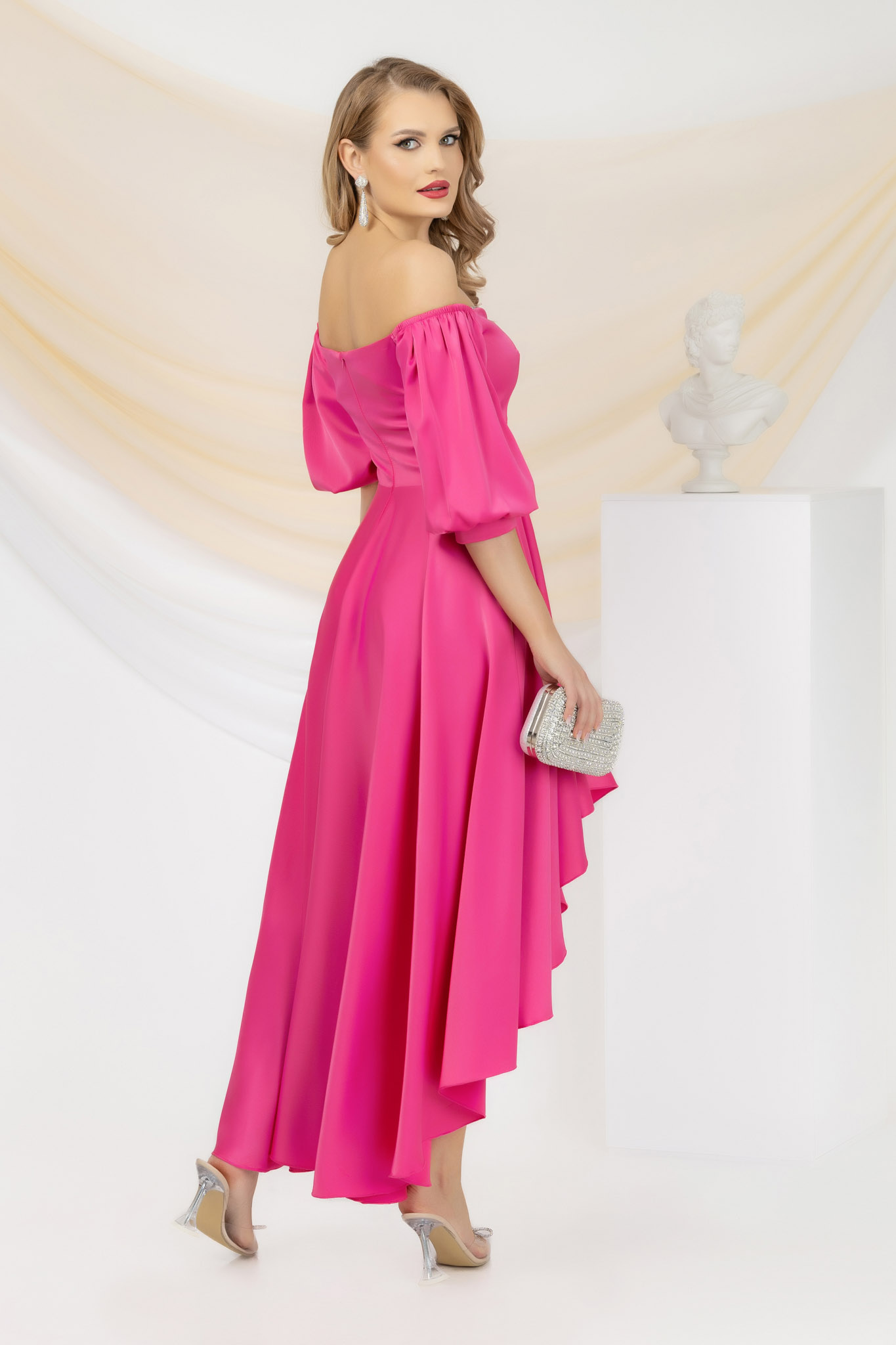 Rochie elegantă și asimetrică