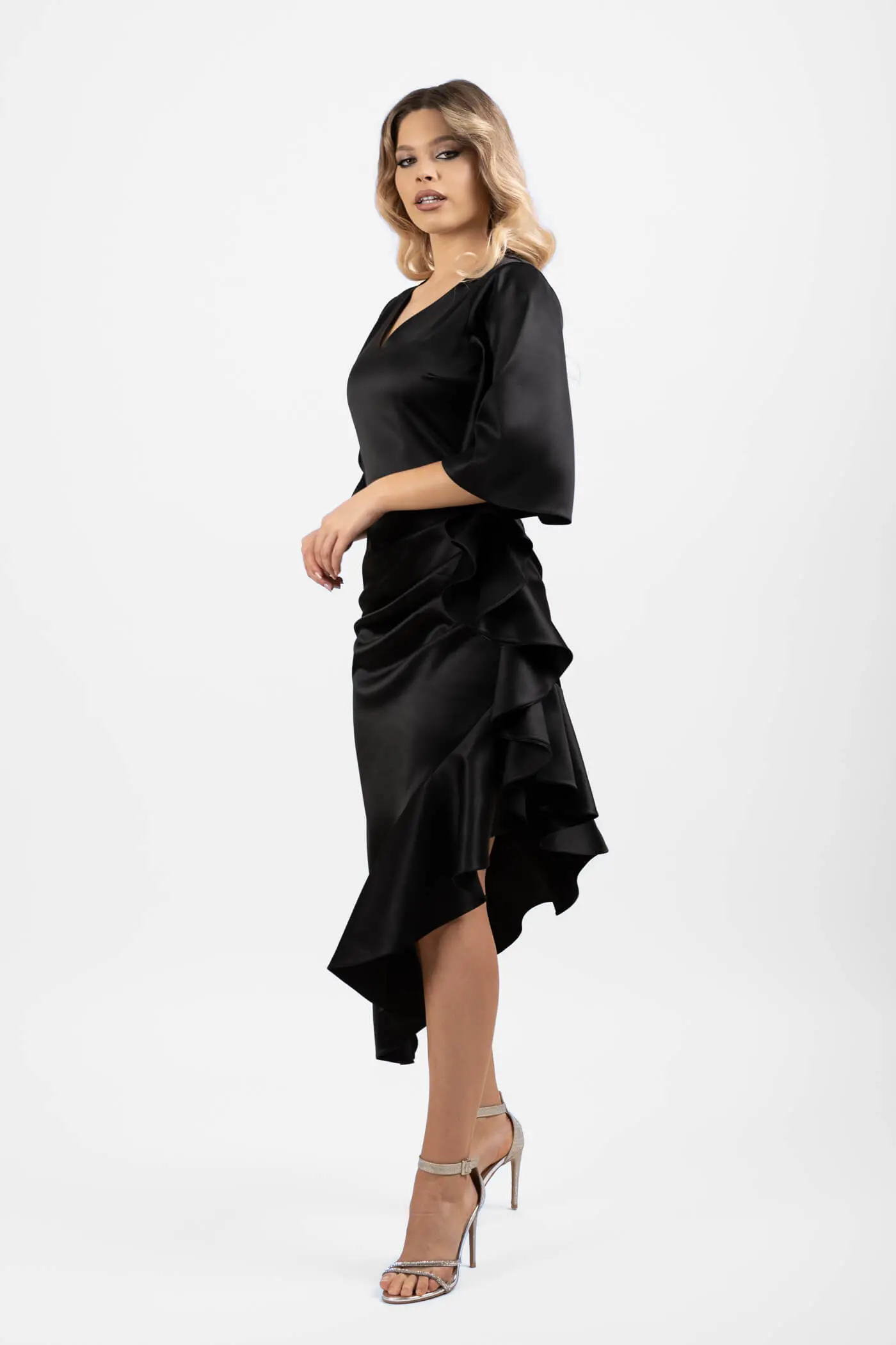 Rochie neagra midi cu mâneci și volane