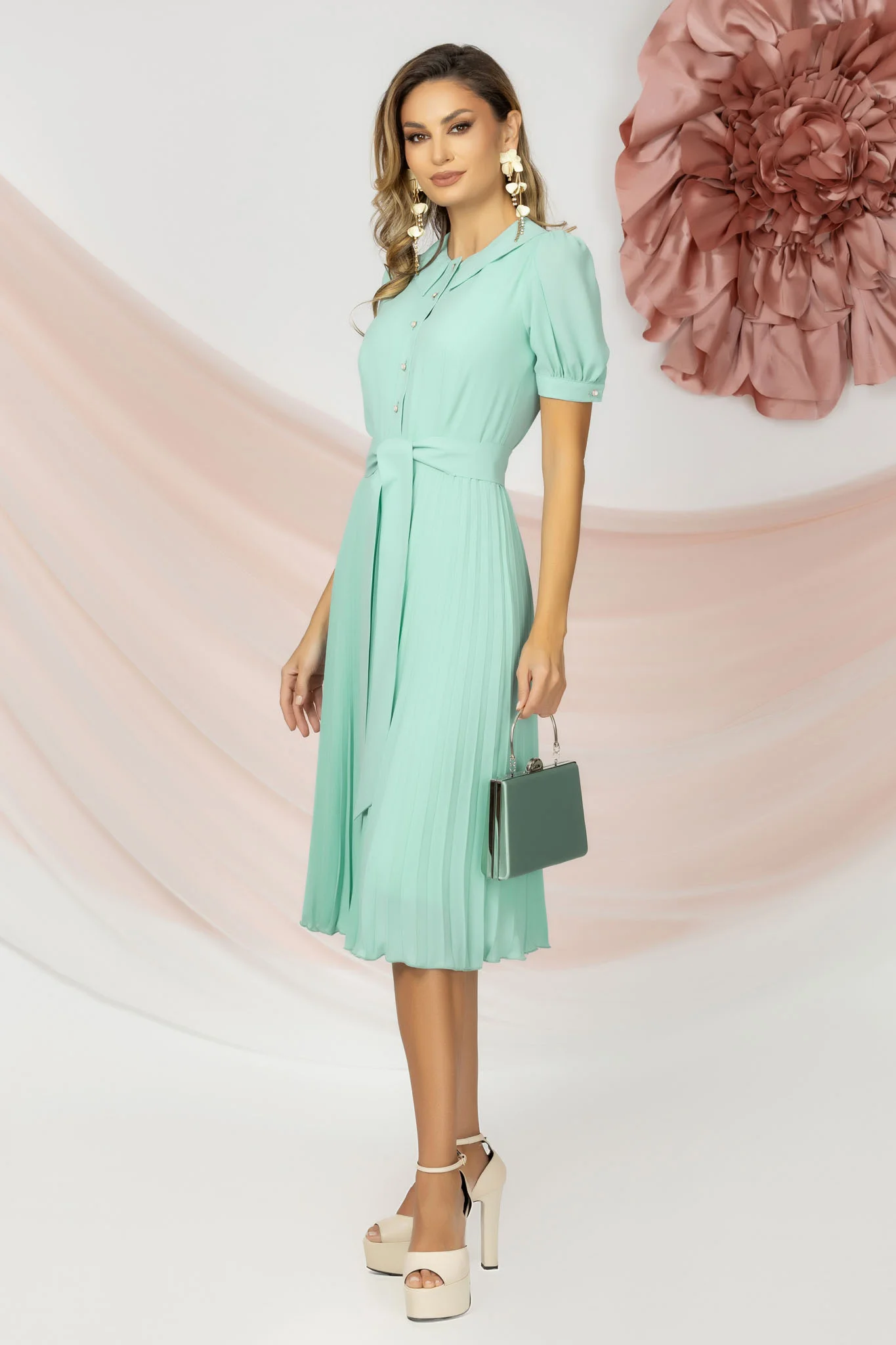 Rochie cu guler clasic și fustă semi-cloș 