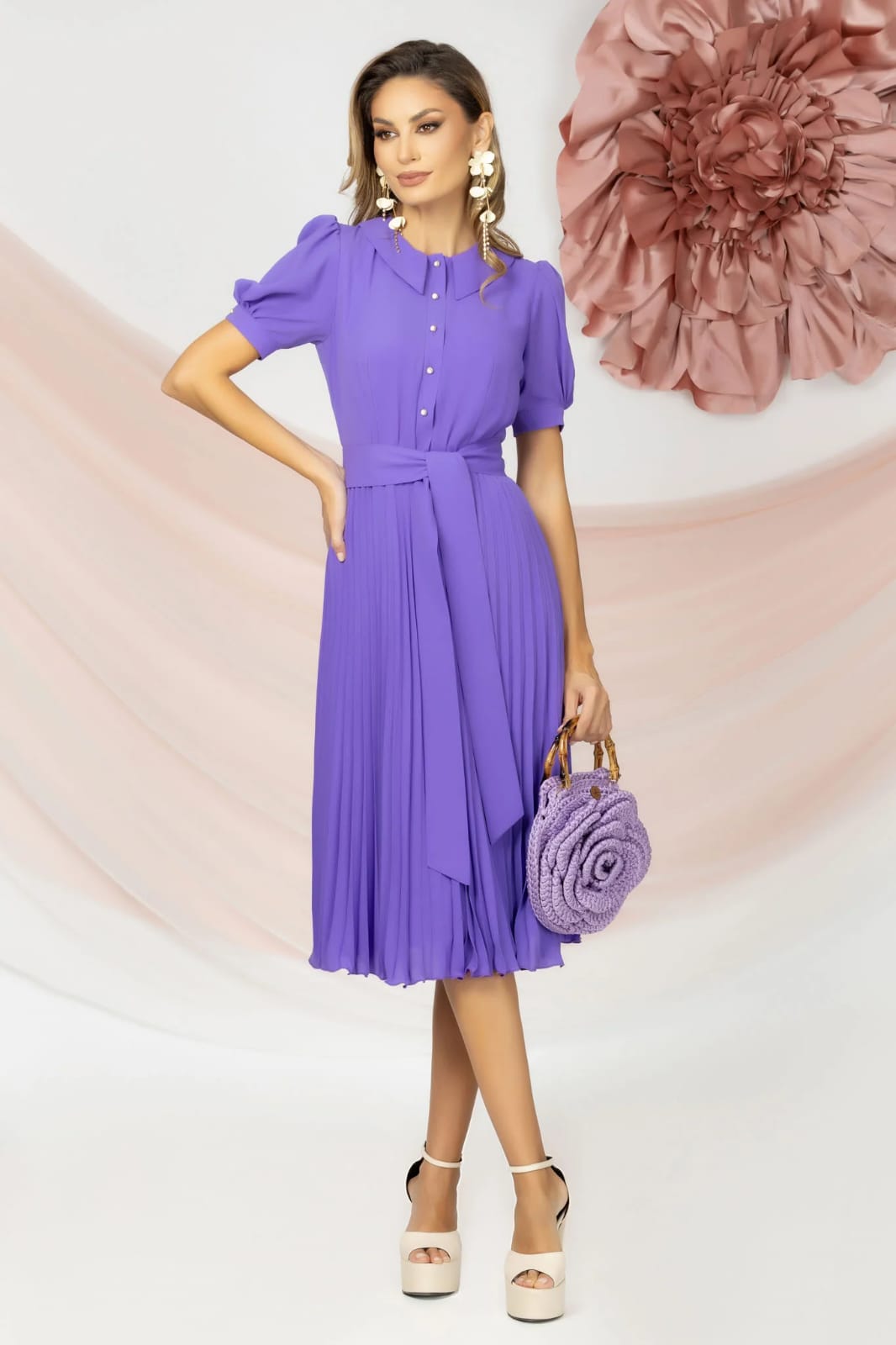 Rochie cu guler clasic și fustă semi-cloș