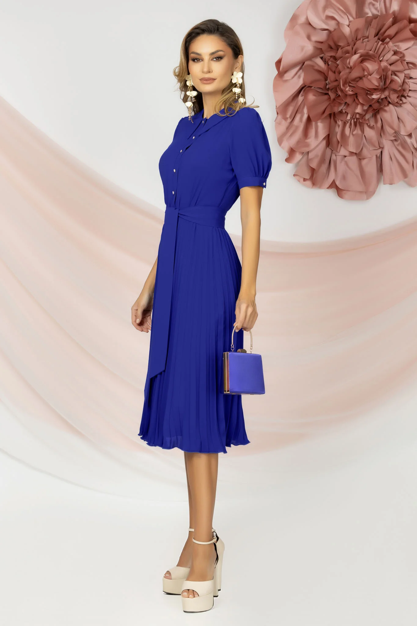 Rochie cu guler clasic și fustă semi-cloș