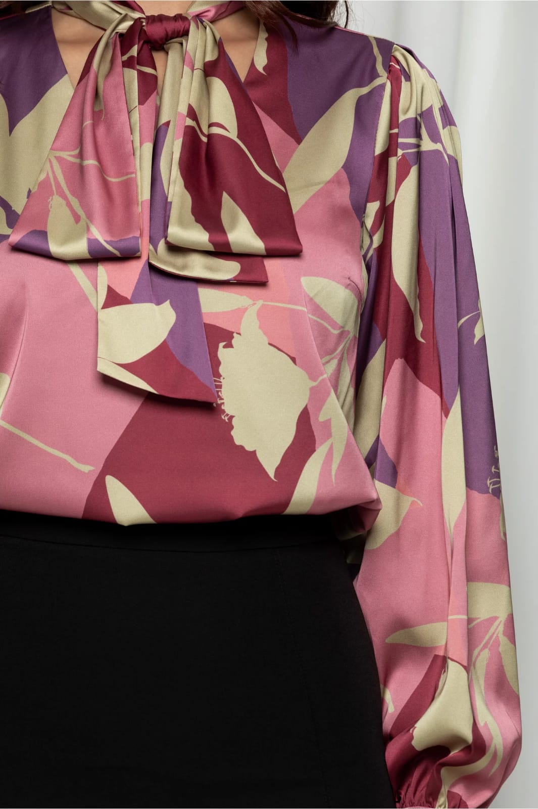 Bluza eleganta cu guler tip esarfa