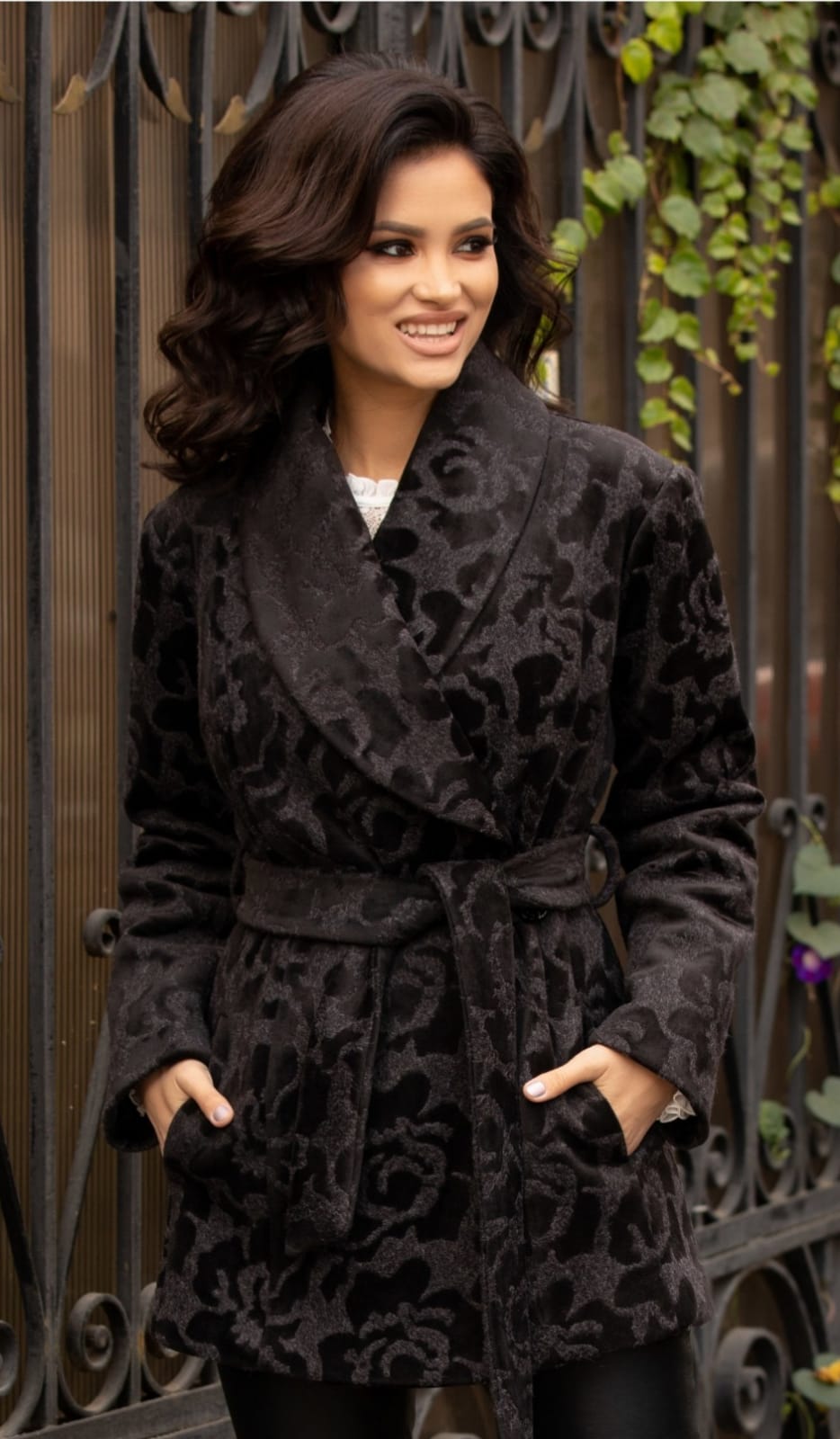 Palton negru cu cordon in talie