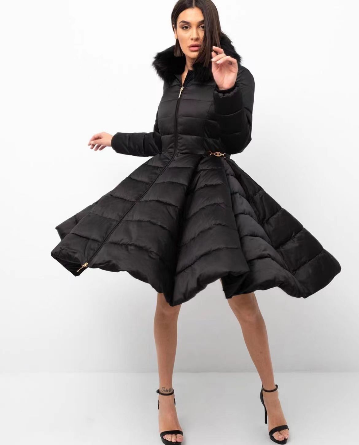 Geaca neagra cu gluga in clos