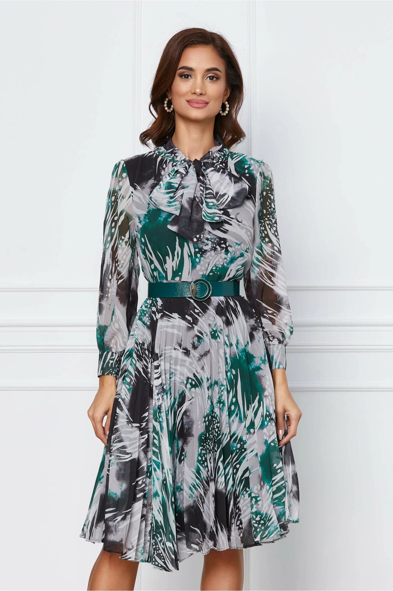 Rochie eleganta in clos din voal cu fusta plisata