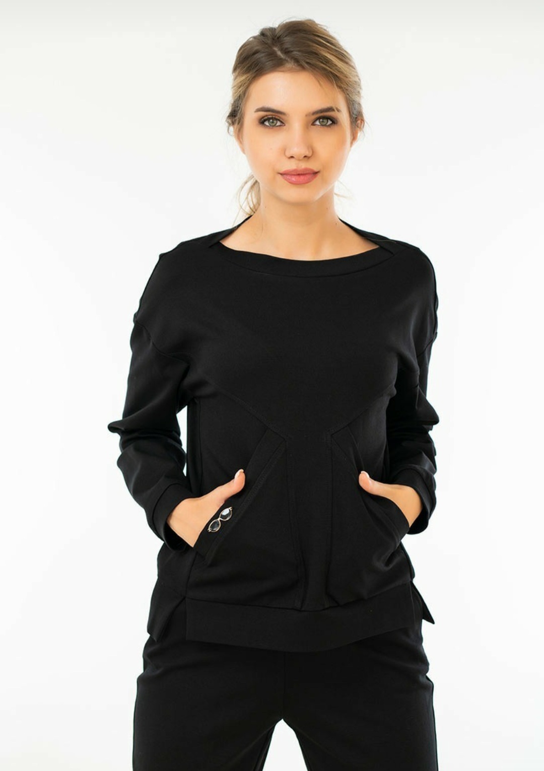 Compleu din tricot dens cu o croiala lejera 