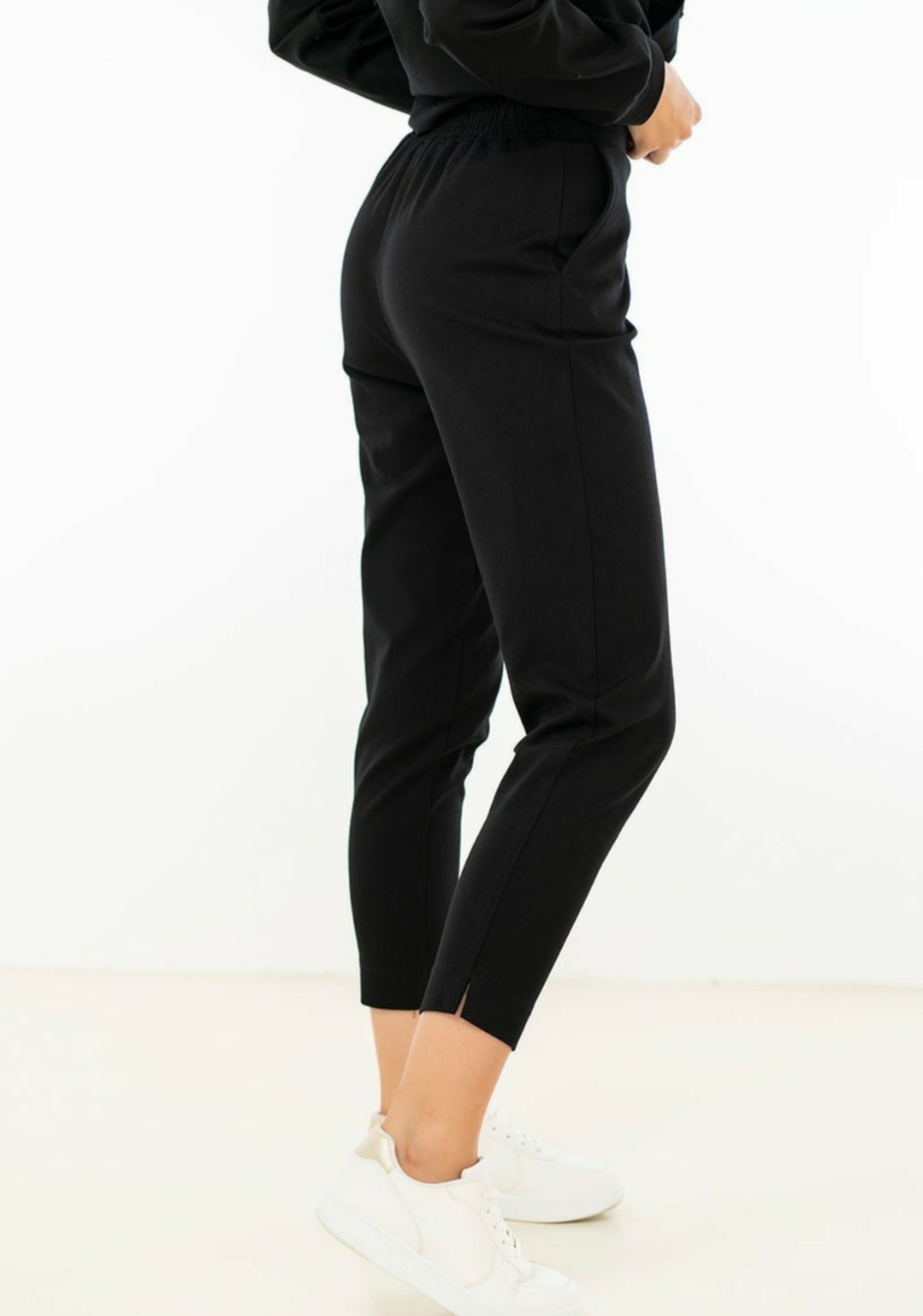 Compleu din tricot dens cu o croiala lejera 