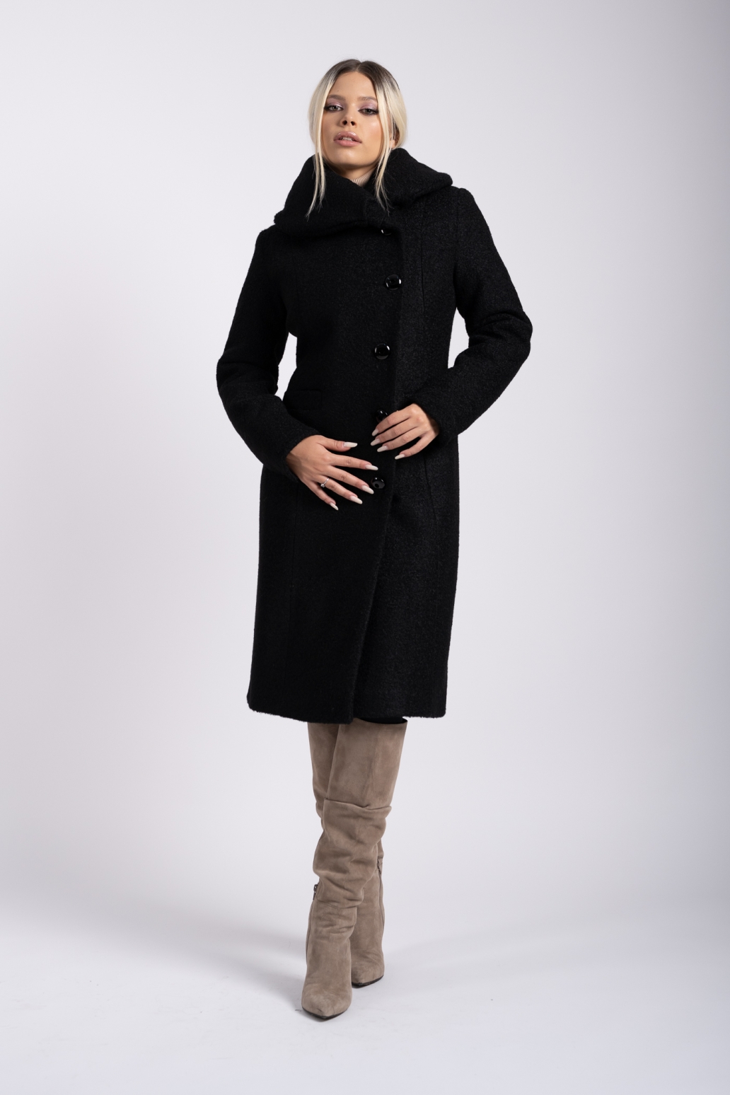 Palton negru cu guler rulat din tesatura buclata