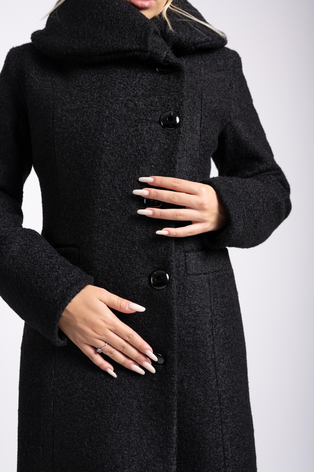Palton negru cu guler rulat din tesatura buclata