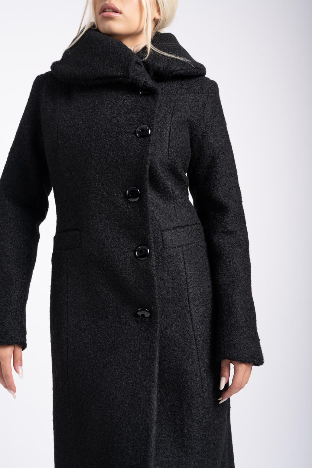 Palton negru cu guler rulat din tesatura buclata